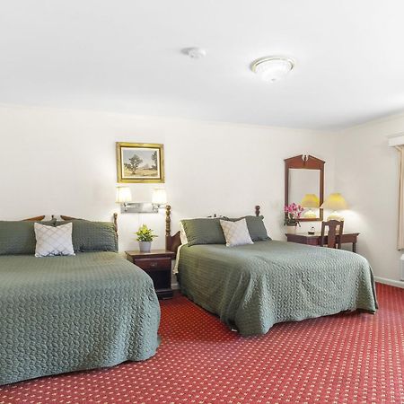 Blue Spruce Inn & Suites Valatie Bagian luar foto