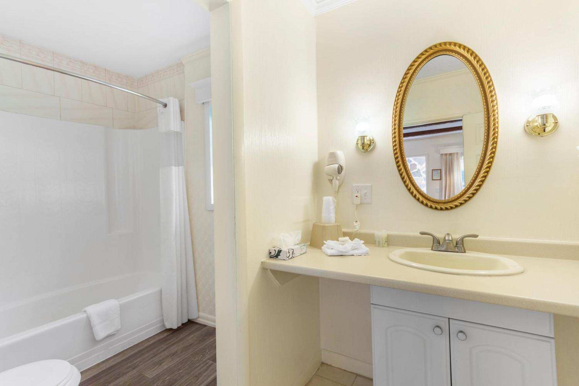 Blue Spruce Inn & Suites Valatie Bagian luar foto