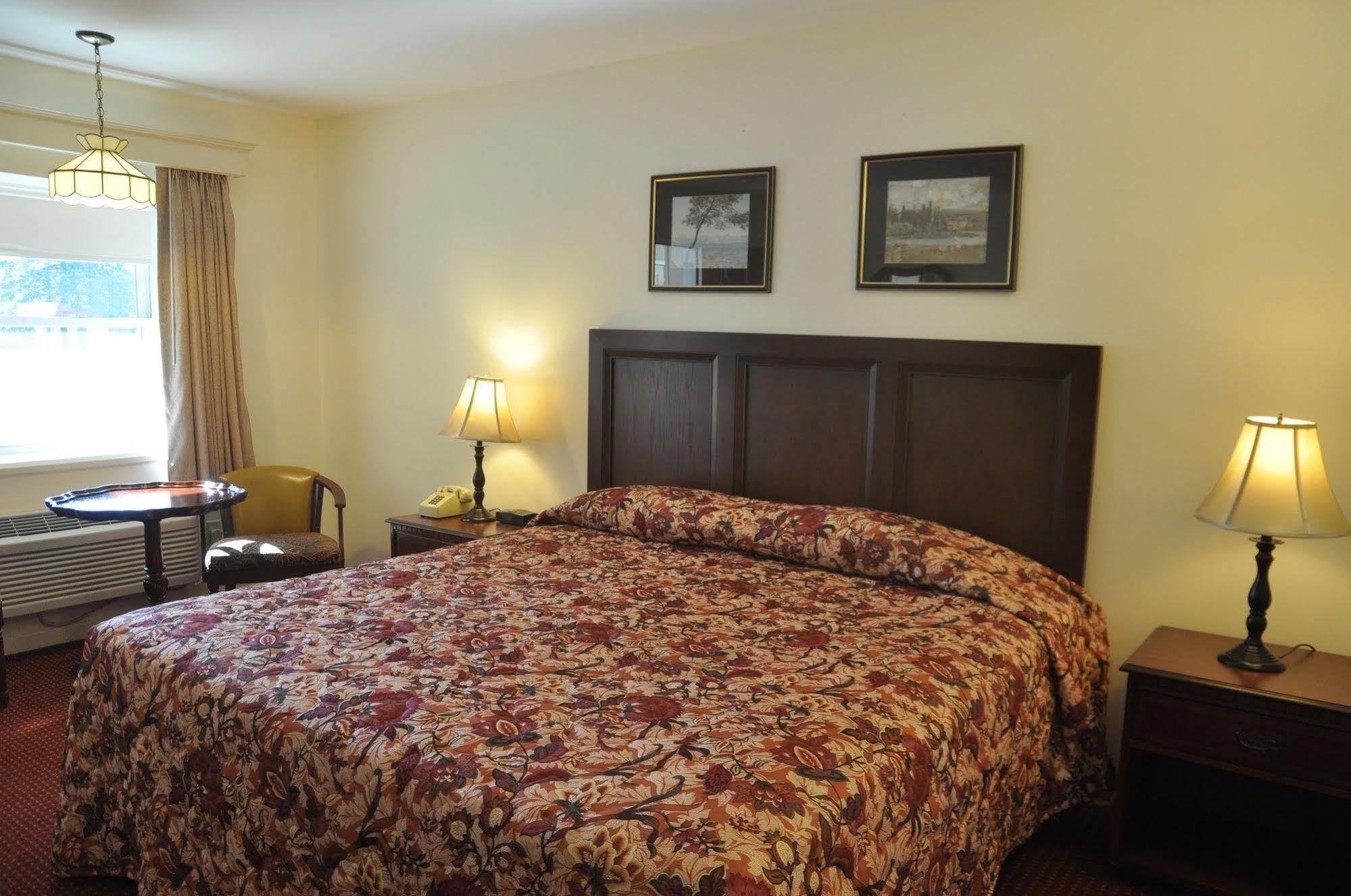 Blue Spruce Inn & Suites Valatie Bagian luar foto